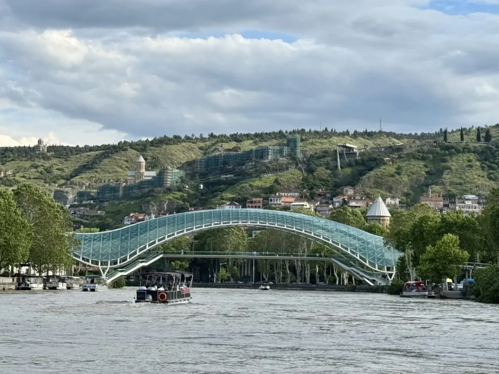 Мост Мира через реку Куру в Тбилиси