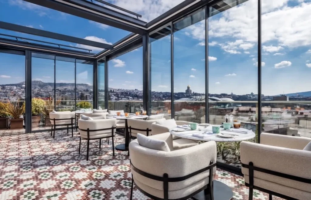 Панорамный ресторан Swissôtel Tbilisi с видом на Тбилиси
