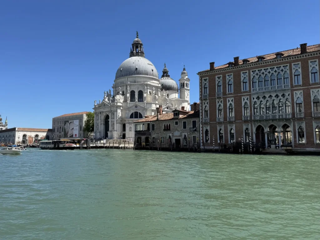 Вид из отеля The Gritti Palace на Гранд-канал и базилику Санта-Мария-делла-Салюте в Венеции